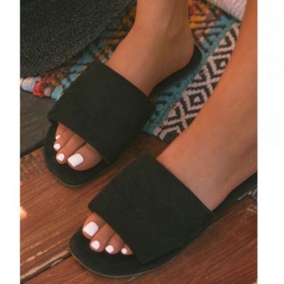 !! NEW !! Super Soft Slide Sandals in Black - Picture 6 of 9